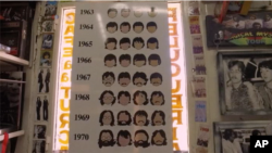 جدول مدل موهای چهار عضو گروه «بیتل ها» که پشت در آرایشگاه آویخته شده