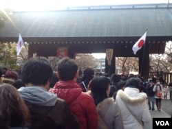 2014年元旦参拜靖国神社的人群。（美国之音小玉拍摄）