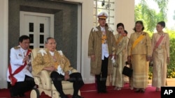 Raja Thailand Bhumibol Adulyadej bersama putra putrinya dalam perayaan ulang tahun ke-86 di Prachuap Khiri Khan, Thailand, 2013.