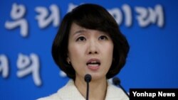 박수진 한국 통일부 부대변인이 12일 정부서울청사에서 열린 정례브리핑에서 북한의 상호비방 중단 촉구에 대한 취재진의 질문에 답변하고 있다.