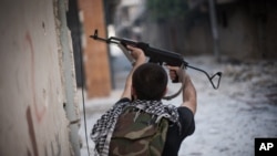 Tentara Pembebasan Suriah melepaskan tembakannya ke arah tentara Suriah di Amariya, distrik Aleppo, Suriah (Foto: dok). Pesawat tempur Suriah meratakan sebuah bangunan di dekat rumah sakit di kota ini, Rabu (21/11).