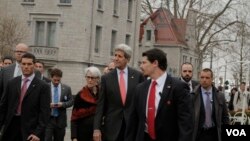 جان کری وزیر خارجه آمریکا (وسط) در حال قدم زدن در خیابان های شهر لوزان در سوئیس