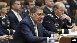 امریکی وزیر دفاع لیون پنیٹا اور جنرل مارٹن ڈیمپسی (فائل فوٹو)