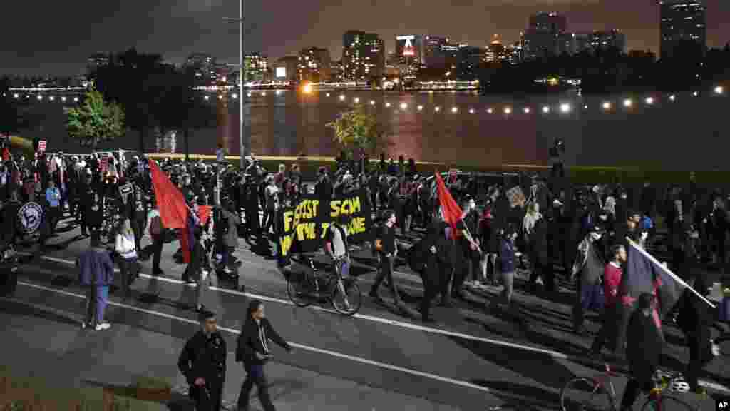 Des manifestants l&#39;autoroute 580 à Oakland, en Californie, le 12 août 2017.