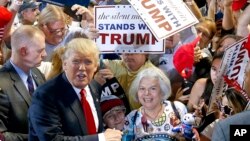 도널드 트럼프 미 공화당 대선 후보가 18일 애리조나주 피닉스에서 열린 유세장에서 지지자들의 환영을 받고 있다.