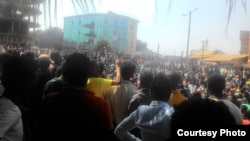 በመቱ ከተማ በዛሬው ዕለት የዩኒቨርስቲ ተማሪዎችና የአካባቢው ማኅበረሰብ አባላት ያካሄዱት የተቃውሞ ሰልፍ