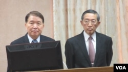 台湾国防部长高广圻(左)及外长林永乐在立法院接受质询（美国之音张永泰拍摄）