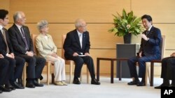 아베 신조 일본 총리가 지난해 6월 도쿄 총리 관저에서 납북 피해 가족들과 만났다.