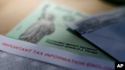 资料照片-图为美国国税局印制的纾困支票，帮助国民度过新冠病毒爆发带来的不利经济影响。（2020年4月23日）