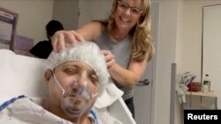 Kepala aktor Jeremy Renner dipijat saat dirawat di rumah sakit setelah kecelakaan, 5 Januari 2023. (Foto: Twitter/Jeremy Renner via REUTERS)