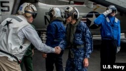  美国海军和日本海上自卫队官员2016年11月2日共同指挥“利剑”联合军演 （美国海军照片） 美国海军和日本海上自卫队官员2016年11月2日共同指挥“利剑”联合军演 （美国海军照片）