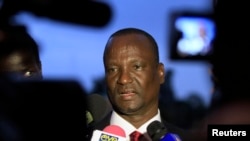 Pemimpin delegasi pemberontak Jenderal Taban Deng Gai berbicara pada jurnalis usai perundingan Sudan Selatan di ibukota Ethiopia, Addis Ababa (8/1). (Reuters/Tiksa Negeri)