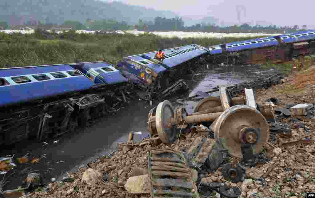 Kereta api penumpang India terguling di distrik Morigaon, sekitar 90 kilometer dari kota Guwahati, negara bagian Assam.