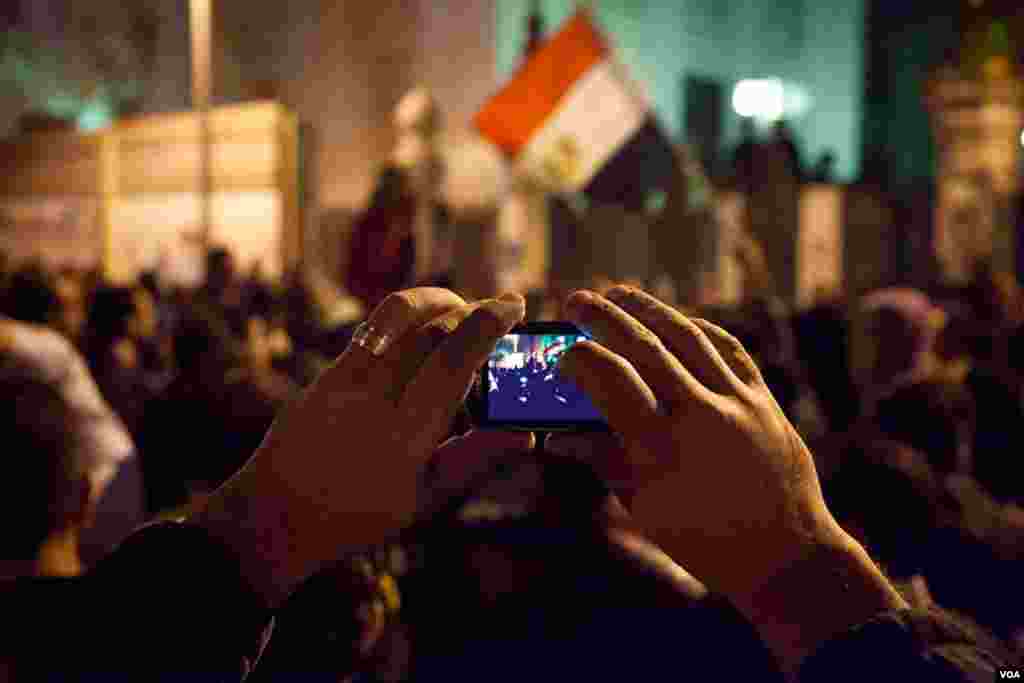 In the lead-up to a referendum for Egypt&#39;s draft constitution, thousands of demonstrators gathered both for and against the document. Those opposed to the draft gathered near the Presidential Palace in Cairo (shown here). (Yuli Weeks for VOA)