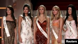 مروه بویوک ساراچ نفر دوم از چپ. ورشو، ۳ سپتامبر ۲۰۰۶