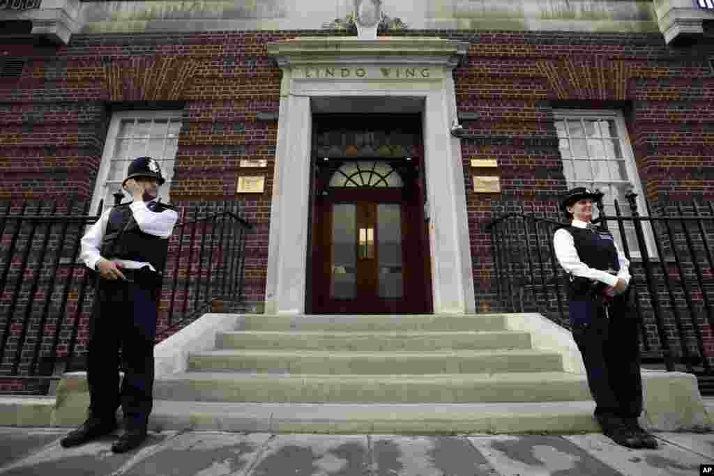 Polisi Inggris menjaga pintu masuk sayap Lindo di Rumah Sakit St. Mary&#39;s di London (22/7). (AP/Lefteris Pitarakis)
