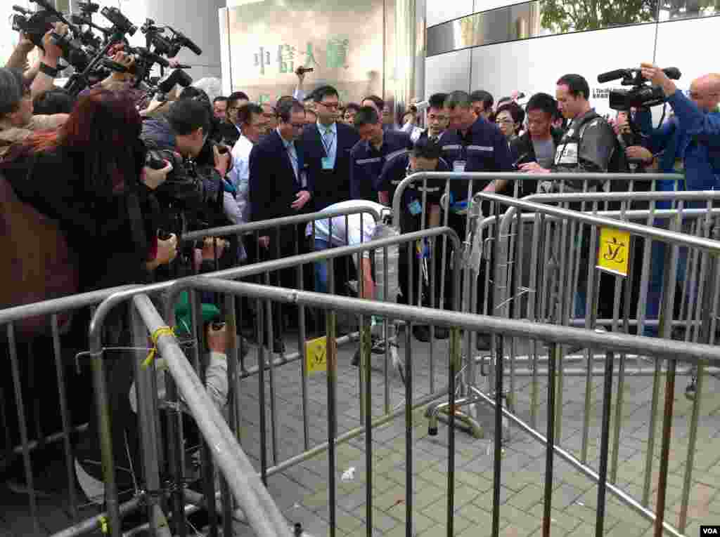 高等法院执达主任在金钟中信大厦展开清理障碍物行动（美国之音海彦拍摄）