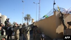 Hejmarek Heşda Şaabî li derwûberên avahiyê balyozxaneya Amerîka li Bexda