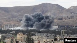 27일 시리아 반군 점령 지역인 동구타에서 공습으로
검은 연기가 피어오르고 있다.