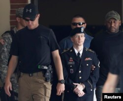 2013年7月30日士兵曼宁离开法庭。