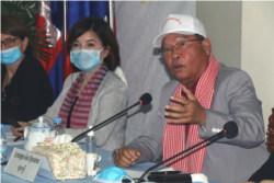 លោក ម៉ម ប៊ុនហេង រដ្ឋមន្រ្តីក្រសួងសុខាភិបាល ថ្លែងក្នុងសន្និសីទសារព័ត៌មាន ស្តីពីស្ថានភាពជំងឺកូវីដនៅកម្ពុជា កាលពីថ្ងៃច័ន្ទ ទី២៧ ខែមេសា ឆ្នាំ២០២០។ (ស៊ុន ណារិន/VOA Khmer)