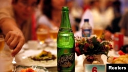 북한의 한 식당에 마련된 연회장 테이블에 '대동강 맥주'가 놓여있다. (자료사진)