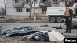 اجساد کشته‌شدگان بر پیاده رو مقابل ساختمان شورای شهر در ایزیوم / ۱۶ بهمن ۱۴۰۳