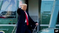 资料照片：特朗普总统即将乘“海军陆战队一号”专用直升机离开白宫南草坪，并随后乘“空军一号”专机前往佛罗里达的海湖庄园。(2021年1月20日)
