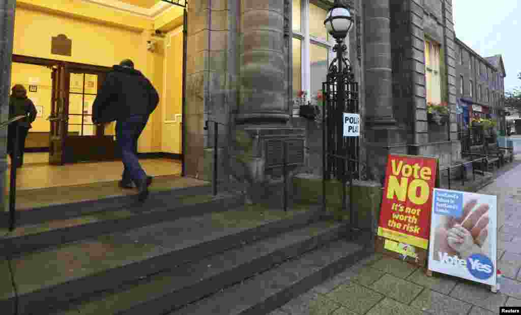Warga datang untuk memberikan suaranya di balai kota Portobello dekat Edinburgh, Skotlandia (18/9).&nbsp;(Reuters/Paul Hackett) 