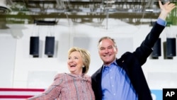 Le candidat démocrate Hillary Clinton presente le sénateur Tim Kaine, D-Va., lors d’rassemblement à Northern Virginia Community College à Annandale, en Virginie, 14 juillet 2016. 