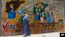 坎大哈城内一面墙上写满鼓励民众前往投票的标语（2014年6月13日） 