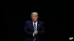 2016年12月9日，候任总统川普在密西根一次集会上对支持者发表讲话。