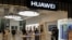中国华为公司今年4月在台湾开设旗舰店 (美国之音张永泰拍摄 )