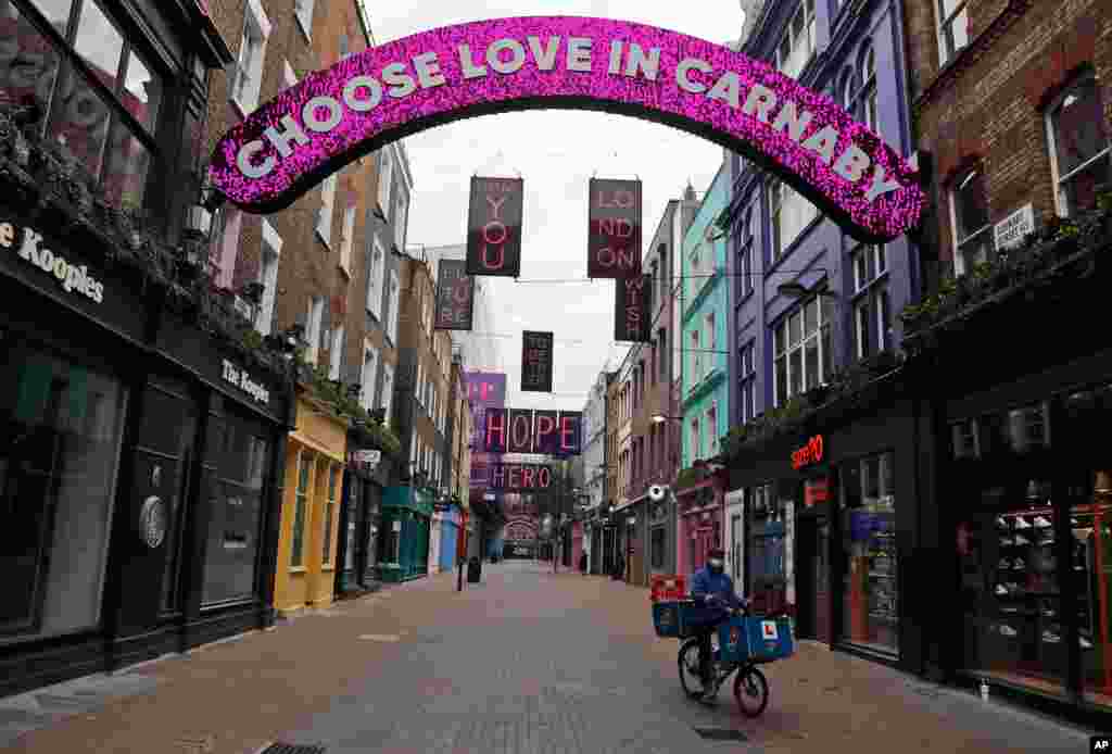 영국 런던 카나비 거리의 상점들이 정부의 신종 코로나바이러스 재확산 방역 조치로 휴업에 들어갔다.