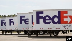 资料照：美国维吉尼亚州一个机场停车场里的联邦快递公司的卡车。