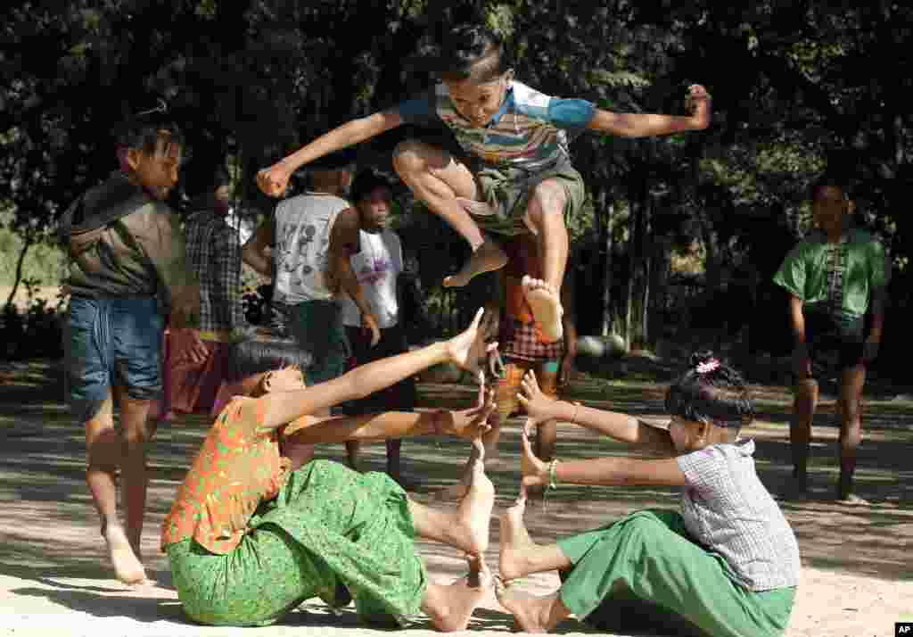 ក្មេងៗ​ជាមួយ​នឹង​ម៉ូដ​សក់​ប្រពៃណី​លេង​នៅ​ក្នុង​បរិវេណ​វត្ត​ក្នុង​ភូមិ Set-Set-Yo ជិត​ឃុំ​ Nyaung U ភាគ​កណ្តាល​មីយ៉ាន់ម៉ា។&nbsp;