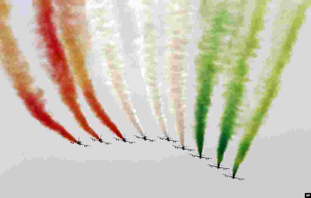 Tim aerobatik AU Italia &#39;Frecce Tricolori&#39; terbang di atas arena balap Monza sebelum dimulainya Grand Prix Formula Satu di Italia.