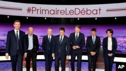 Para politisi Perancis, dari kiri ke kanan, Arnaud Montebourg, Jean-Luc Bennahmias, Francois de Rugy, Benoit Hamon, Vincent Peillon, Manuel Valls dan Sylvia Pinel, menghadiri acara debat di televisi untuk calon presiden Perancis dari sayap kiri, La Plaine Saint-Denis (12/1). Dekat Paris, Perancis. (foto: Philippe Wojazer/Pool photo via AP)