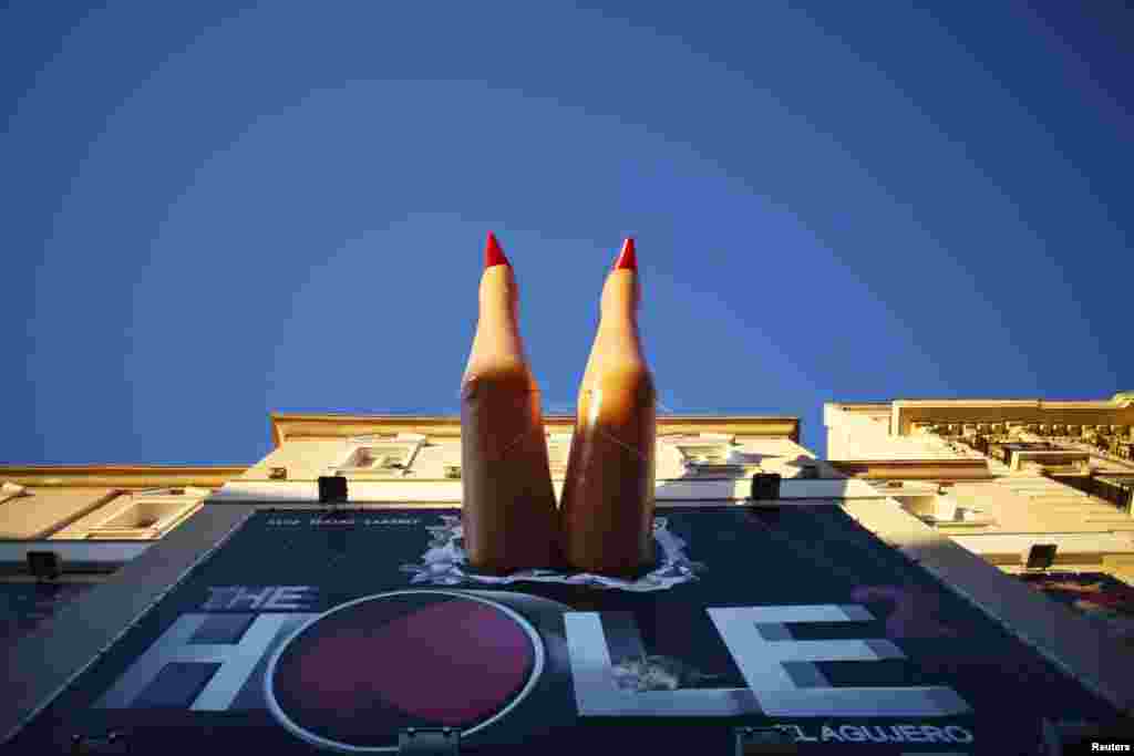 Sebuah papan iklan mempromosikan pertunjukan cabaret di Madrid, Spanyol. 