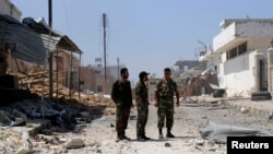 Anggota pasukan pemerintah Suriah pro-Assad berpatroli di wilayah Qusair, Suriah, 6 Juni 2013 (Foto: dok). 