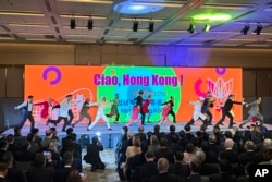 Hello！Hong Kong的宣传活动载歌载舞，屏幕上还显示西班牙语。但代表国民大力支持港版国安法的委内瑞拉国家中的网民，参加免费机票抽奖活动的机会也没有 (美联社 2023年2月2日)