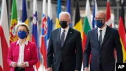 Rais Joe Biden, kati kati akiwa na Rais wa Umoja wa Ulaya Charles Michel, kulia, na Rais wa tume ya umoja wa Ulaya Ursula von der Leyen, wakati wa mkutano wa Marekani na Umoja wa Ulaya mjini Brussels, June 15, 2021.