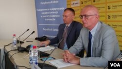 Poverenik za informacije od javnog značaja i zaštitu podataka o ličnosti, Rodoljub Šabić i Zlatko Petrović iz kancelarije poverenika na konferenciji za štampu.