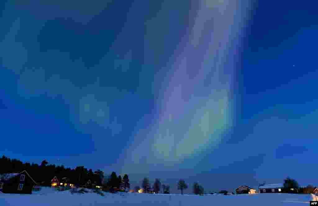 &#39;Aurora borealis&#39; tampak menerangi langit saat senja antara kota Are dan &Ouml;stersund di Swedia.
