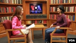 VOA 이지원 기자와 인터뷰하는 ‘나를 위한 너, 너를 위한 나(You For Me For You)’ 극작가 미아 정(오른쪽).