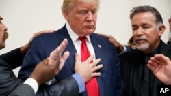 Des pasteurs de la région de Las Vegas prient avec le candidat présidentiel républicain Donald Trump à Las Vegas, le 5 octobre 2016.