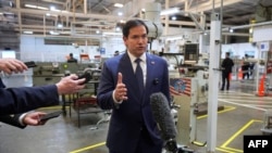 访问萨尔瓦多的美国国务卿卢比奥在参观飞机维修公司Aeroman位于圣路易帕尔塔的车间时对媒体讲话。(2025年2月3日)