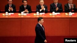 2017年中共十九大开幕式上，中共总书记习近平走向讲台发表报告（路透社 2017年10月18日）