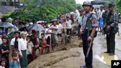 Pasukan keamanan Burma melakukan penjagaan di kamp pengungsi muslim Rohingya di Sittwe, ibukota negara bagian Rakhine di Burma barat (foto: dok). 