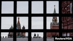 疫情下的莫斯科戴着口罩的警察在空旷的莫斯科红场上巡逻。（2020年3月30日）